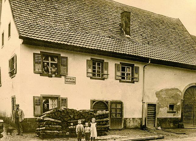 Der ehemalige Webmeister Eugen Biesinger erwarb 1920 das Anwesen und baute es bis 1927 zu einem repräsentativen Geschäftshaus um (1930er ...