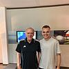 Der SCM-Kicker Leon Hartel ist glücklich und stolz, sein Trainer-Idol Hermann Gerland persönlich kennengelernt zu haben. Foto: Rainer Hartel