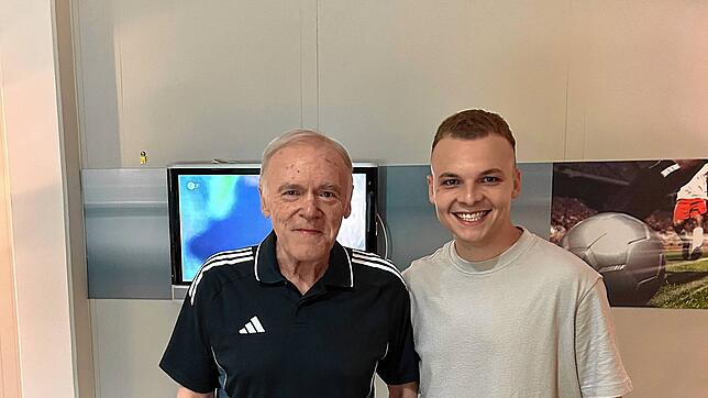 Der SCM-Kicker Leon Hartel ist glücklich und stolz, sein Trainer-Idol Hermann Gerland persönlich kennengelernt zu haben. Foto: Rainer Hartel