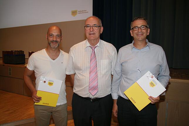 Verbandsurkunden: Bezirksvorsitzender Uwe Sütterlin ehrte Francesco Natale (Schallbach, links) und Leonardo Vallone (Albbruck).