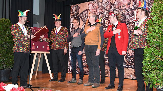 Das Stockacher Narrengericht hat drei neue Laufnarren geschlagen (von links): Nils Baser, Marius Lechler, Tobias Mayer. Links am ...