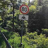 Am Randenaufstieg gilt zunächst Tempo 80 als Höchstgeschwindigkeit, ein paar Hundert Meter weiter Tempo 60.