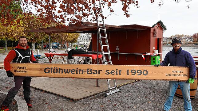 Weihnachtsmarkt-Standbetreiber der ersten Stunde: Michael Breuninger mit seinem Sohn Marcel beim Aufbau des Standes für den Adventsmarkt ...