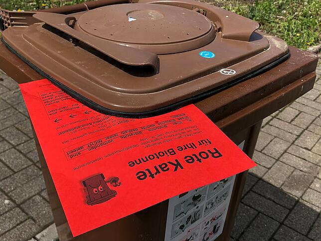 Ist in einer Biotonne etwas drin, dass nicht hinein gehört, klemmen die Müllwerker eine rote Karte unter den Deckel. Die Tonne bleibt ...