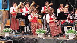 Die Musikerinnen und Musiker aus Zogenweiler sorgen beim gut besuchten Frühschoppen am Sonntag beim Gögginger Bierfest für Unterhaltung ...