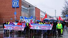 Der Protestzug von ZF-Mitarbeitern auf dem Weg zur Konzernzentrale. Ganz vorne mit dabei: Mitarbeiter des von der Schließung bedrohten ...