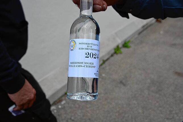 Eine kleine Flasche Schnaps mit Kirchenlogo wurde in den Sockel der Kugeln gestellt.