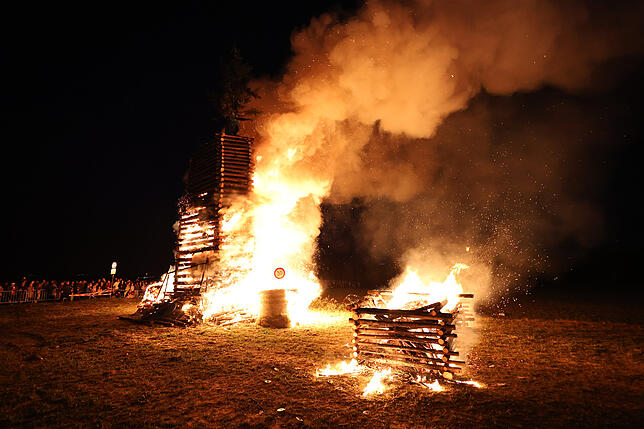 Bild 17: Litzelstetten 2025: Diese Funkenfeuer-Bilder fangen die Tradition perfekt ein!
