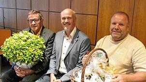Dank von allen im Rat vertretenen Parteien an den scheidenden Kollegen Günter Kaiser (links), der mit einer Ruhebank und einem ...