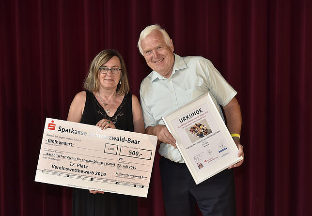 Ilona Aberle und Josef Vogt freuen sich über 500 Euro für den Katholischen Verein für soziale Dienste.