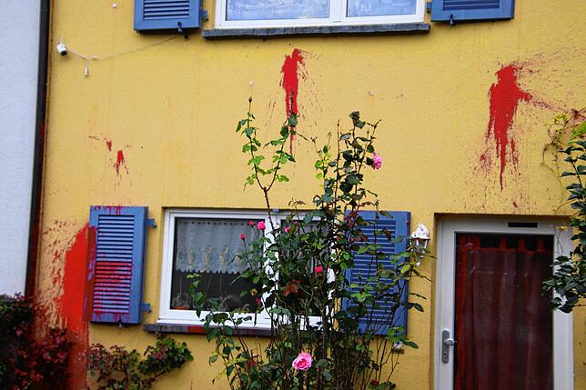 Das Haus der Eltern von Dominik B. in der Dresdener Straße wurde mit Farbe beschmiert.