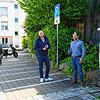 Seit Mittwoch kann in Immenstaad bargeldlos geparkt werden. (Von links) Bürgermeister Johannes Henne, Jean-Pierre Brasseler von ...