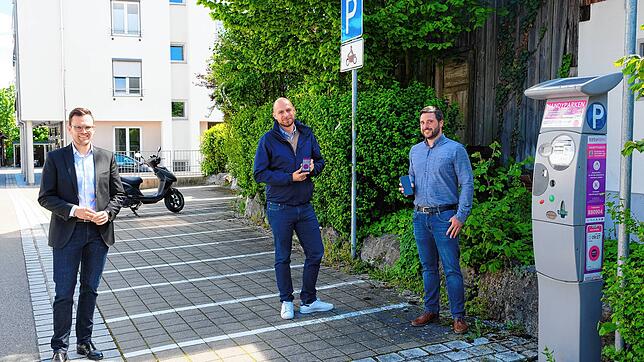 Seit Mittwoch kann in Immenstaad bargeldlos geparkt werden. (Von links) Bürgermeister Johannes Henne, Jean-Pierre Brasseler von ...