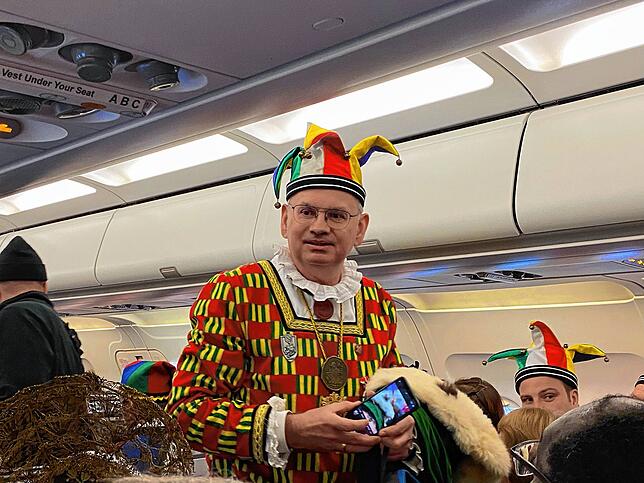 Narrenrichter Jürgen Koterzyna im Flugzeug.