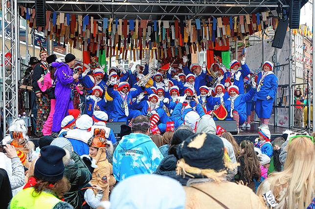 Bild 11: Die Konstanzer Fasnacht außer Rand und Band! Hästräger feiern auf der Marktstätte – die schönsten Bilder!