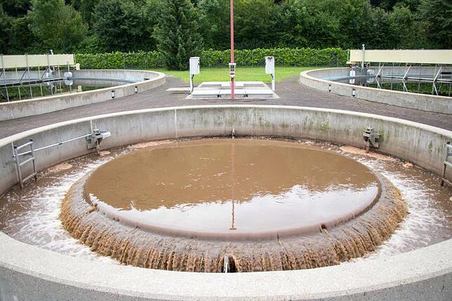 Über einen Verteiler gelangt das Wasser in die beiden Nachklärbecken.