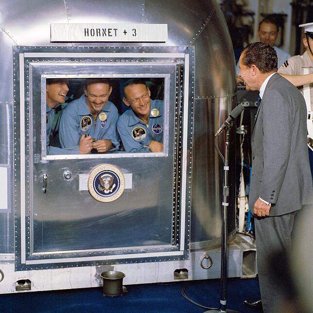 Nach der Landung von Apollo 11 im Pazifik am 24. Juli 1969: US-Präsident Richard Nixon (rechts) begrüßt an Bord des Flugzeugträgers USS ...