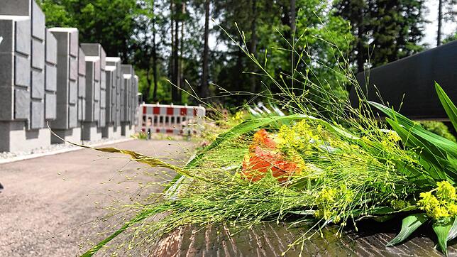 Auch Bestatter und Seelsorger merken in ihrer täglichen Arbeit, dass die Zahl der Menschen, die an oder mit Corona versterben, gestiegen ...