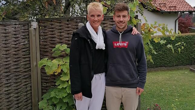 Beim Fußballspiel ihrer Tochter traf Bettina Sardu (51) aus Wutöschingen zum ersten Mal auf ihren Lebensretter Enrico Cobabus (24) aus ...
