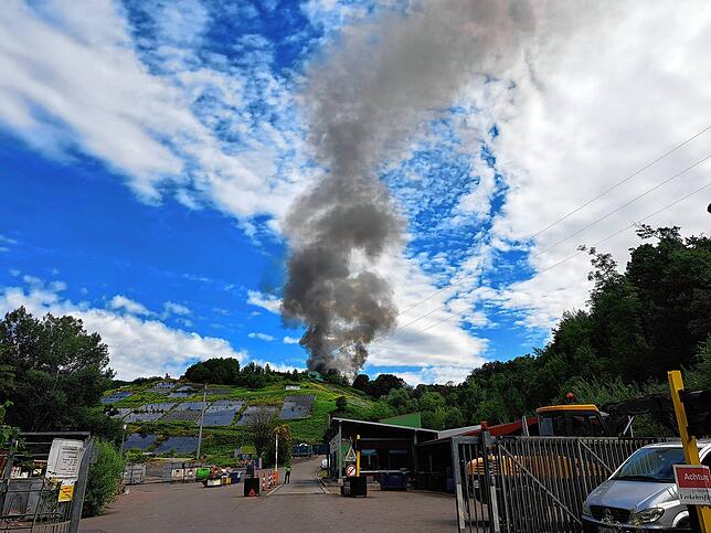 Ein Häcksler soll am Lachengraben beim Schreddern von Sperrmüll Feuer gefangen. Das Bild zeigt den Eingangsbereich der Deponie.