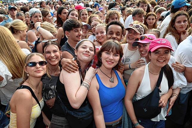 Bild 39: Hier spielt die Musik! Fans tanzen vor den Bühnen beim Campus-Festival 2025