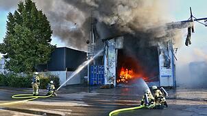 Das Feuer könnte absichtlich gelegt worden sein - und einen politischen Hintergrund haben. Die Polizei prüft das.