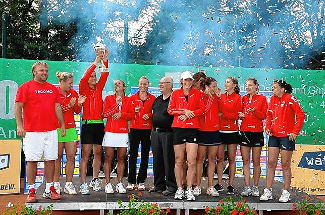 Damen Deutscher Meister 2011 in Bocholt im Konfettiregen (Kerber zweite von links)