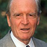 Karl Carstens (Bundespräsident 1979 bis 1984) weihte bei einem Wanderurlaub im Kreis den „Karl-Carstens-Wanderweg“ ein. Dort ...