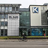 So kennen die Konstanzer das Areal: Eines der Gebäude des Pharmaherstellers Dr. Kade von der Reichenaustraße aus gesehen.