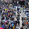 Teilnehmer sammeln sich in der Friedrichstraße zu einer Demonstration gegen die Corona-Maßnahmen.