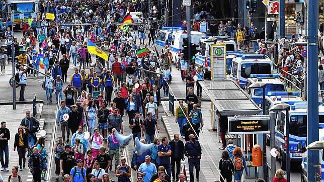 Teilnehmer sammeln sich in der Friedrichstraße zu einer Demonstration gegen die Corona-Maßnahmen.