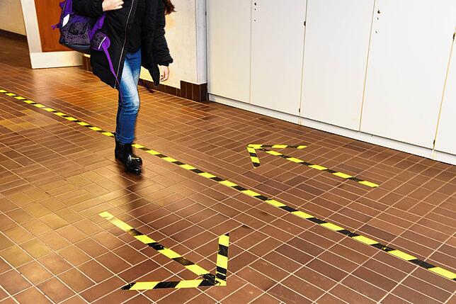 In der gesamten Bickebergschule sind in den Gängen die verschiedenen Laufrichtungen mit Pfeilen markiert. So wissen Schüler und Lehrer ...