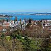 Von der Universität aus richtet sich der Blick auf den kleinen Konstanzer Stadtteil Egg mit der Insel Mainau im Hintergrund &ndash; ein ...