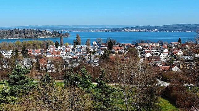 Von der Universität aus richtet sich der Blick auf den kleinen Konstanzer Stadtteil Egg mit der Insel Mainau im Hintergrund &ndash; ein ...