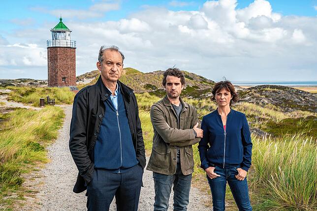 Oliver Wnuk als Hinnerk Feldmann (Mitte) in „Nord Nord Mord“ mit Kollege Peter Heinrich Brix als Carl Sievers und Julia ...