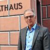 Engens Bürgermeister Johannes Moser vor dem Rathaus. Ende Oktober wird er das Amt abgeben &ndash; aus gesundheitlichen Gründen.