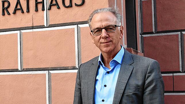 Engens Bürgermeister Johannes Moser vor dem Rathaus. Ende Oktober wird er das Amt abgeben &ndash; aus gesundheitlichen Gründen.