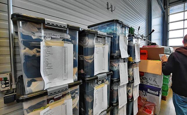 Dieses Mal gab es mehrere Boxen mit neuer Kleidung zu ersteigern. Sie waren nach Mann/Frau/Kind und Größen sortiert.