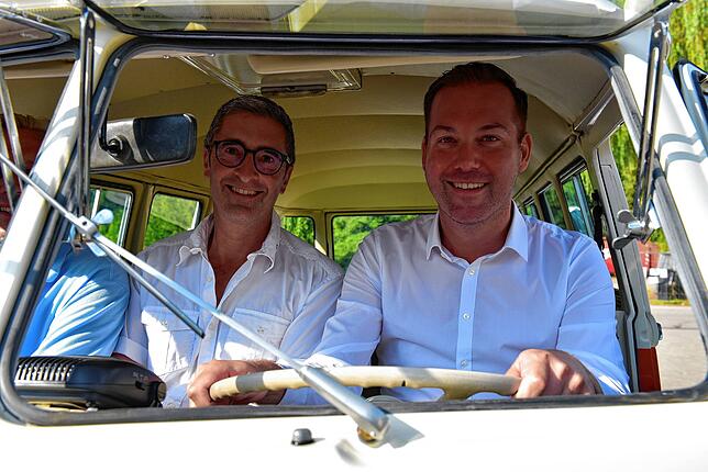 Alexander Kaiser und Felix Schreiner im VW-BusAlexander Kaiser (links) und Felix Schreiner im VW-Bus Baujahr 1972.
