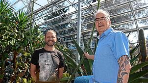Roland Leitner (rechts), Leiter des Grünflächenamts in Überlingen, und Markus Wolf (links), dortiger Sachgebietsleiter, vor der ...
