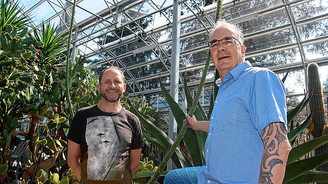Roland Leitner (rechts), Leiter des Grünflächenamts in Überlingen, und Markus Wolf (links), dortiger Sachgebietsleiter, vor der ...