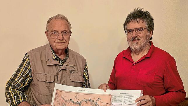 Elmar Kerber und Gerhard Krug (rechts) präsentieren die Druckfahnen des historischen Atlasses der Gemeinde Görwihl. Fotos: Ralph Fautz