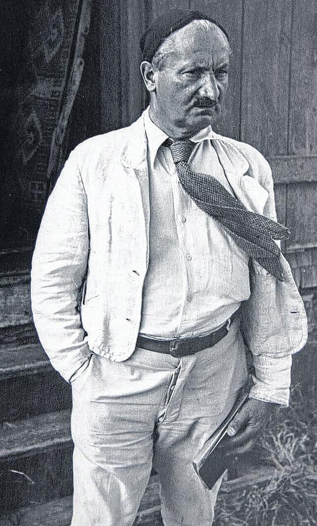 Bäuerlich mit Kappe: Martin Heidegger vor der geliebten Hütte.