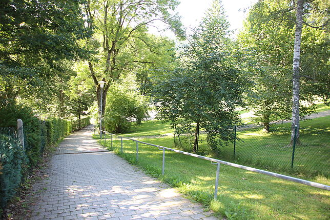 Neben dem Stadtgarten verläuft bis heute der steile Weg am Schmiedegrund.