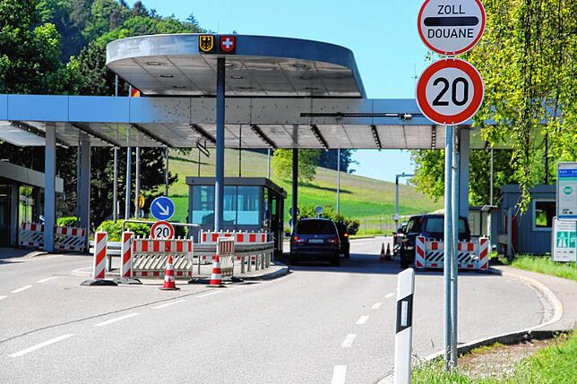Offen für Pendler ist der Grenzübergang in Lottstetten an der Bundesstraße 27 Richtung Rafz.