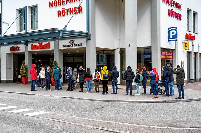 Erster Einkaufssamstag im März in Villingen nach der Lockerung des Corona Shutdowns. Bis auf die Strasse bildete sich eine große ...