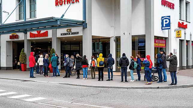 Erster Einkaufssamstag im März in Villingen nach der Lockerung des Corona Shutdowns. Bis auf die Strasse bildete sich eine große ...