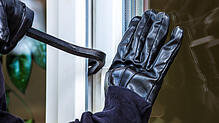 Mangelhaft gesicherte Fenster bieten für Einbrecher beliebte Gelegenheit, unbefugt in Gebäude einzudringen.
