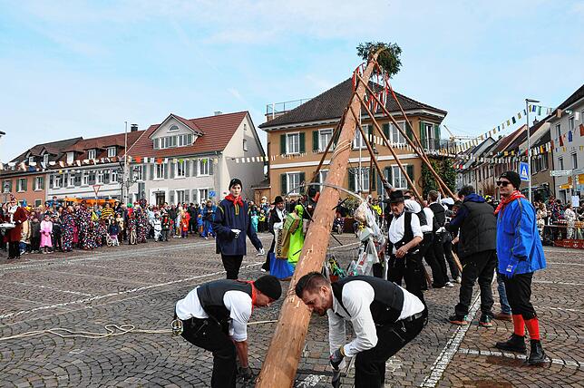 Bild 28: Beste Einblicke zum Narrenbaumsetzen in Markdorf – so feiert die Stadt!