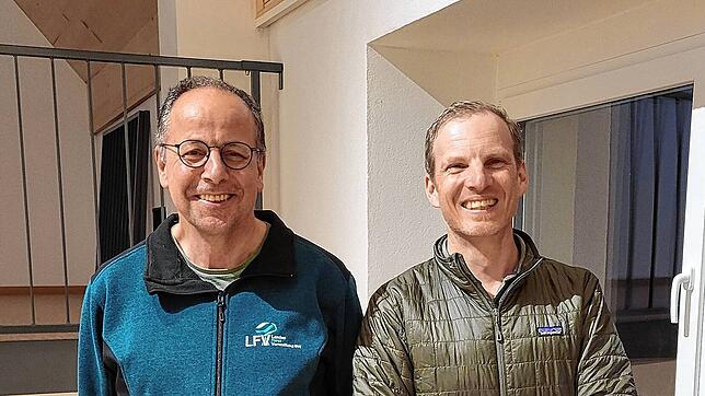 Revierleiter Werner Hornstein und Rainer Wendt, der neue Leiter des Kreisforstamtes (von links), präsentieren ihre Pläne in Aach. Foto: ...